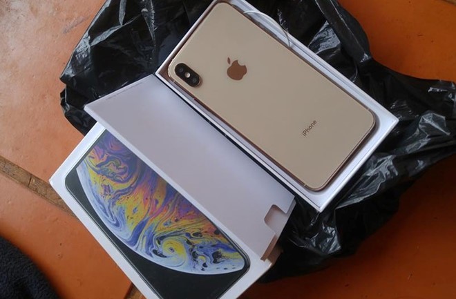 Mua iPhone XS Max gia 20 trieu, bi lua trao mo hinh