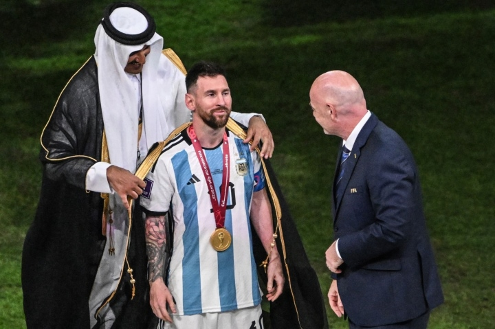 Messi mac ao choang mac khi nhan cup vang co y nghia gi?-Hinh-7