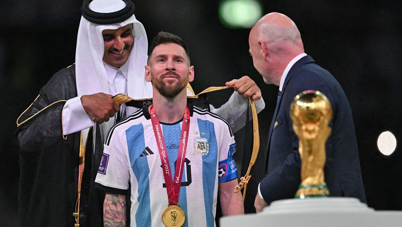 Messi mac ao choang mac khi nhan cup vang co y nghia gi?