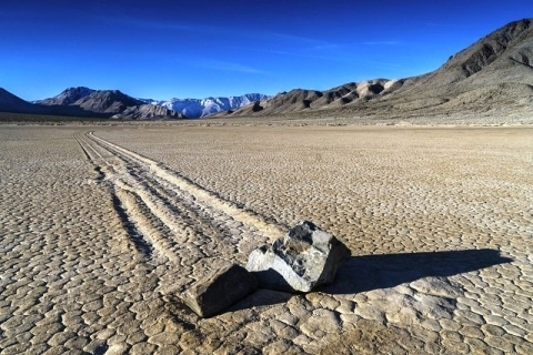 Bi an doc nhat vo nhi: Cac hon da tai Racetrack Playa... biet di