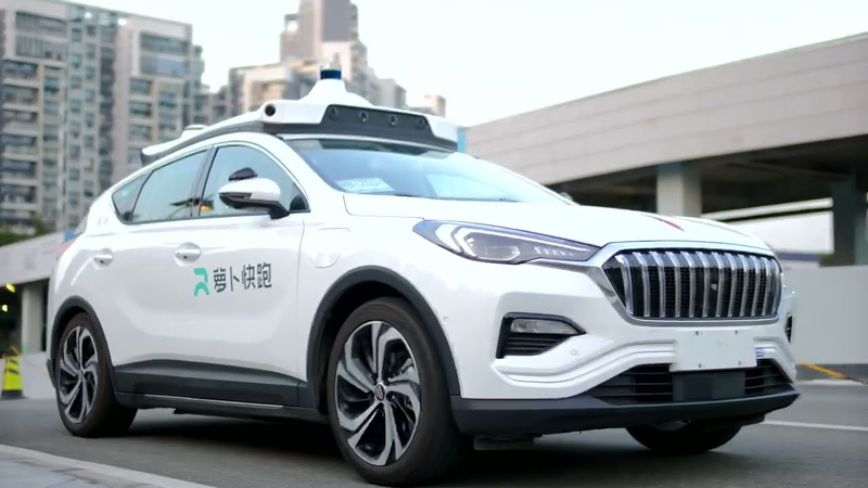 Du khach hoang hon khi trai nghiem robot taxi tai Trung Quoc-Hinh-2