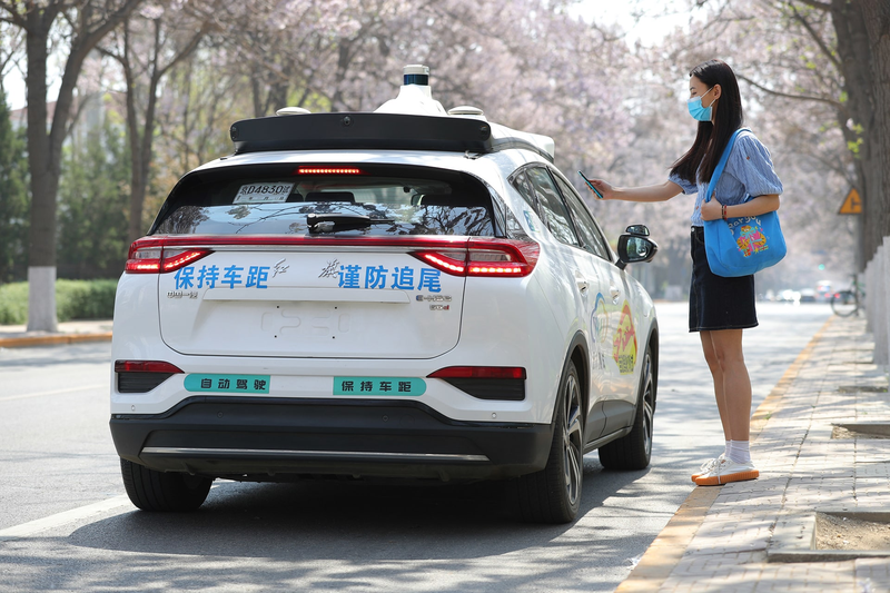 Du khach hoang hon khi trai nghiem robot taxi tai Trung Quoc-Hinh-3