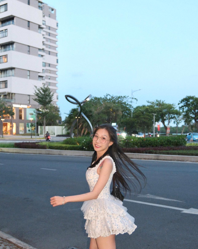 Muot mat hinh anh nu streamer Viet lan bien cuc dep-Hinh-8
