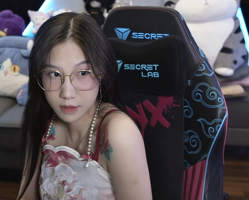 Muot mat hinh anh nu streamer Viet lan bien cuc dep