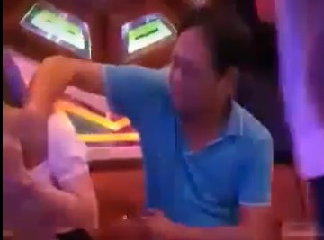 Pho bi thu huyen so nguc nu nhan vien quan karaoke