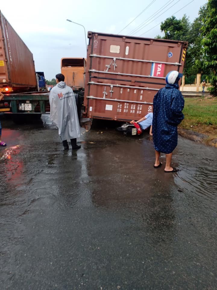 Thung container rot khoi xe dau keo dang chay, de len nguoi di duong