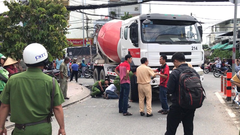 Xe tron be tong cuon nguoi phu nu vao gam, nhieu gio sau moi dua duoc ra ngoai-Hinh-3