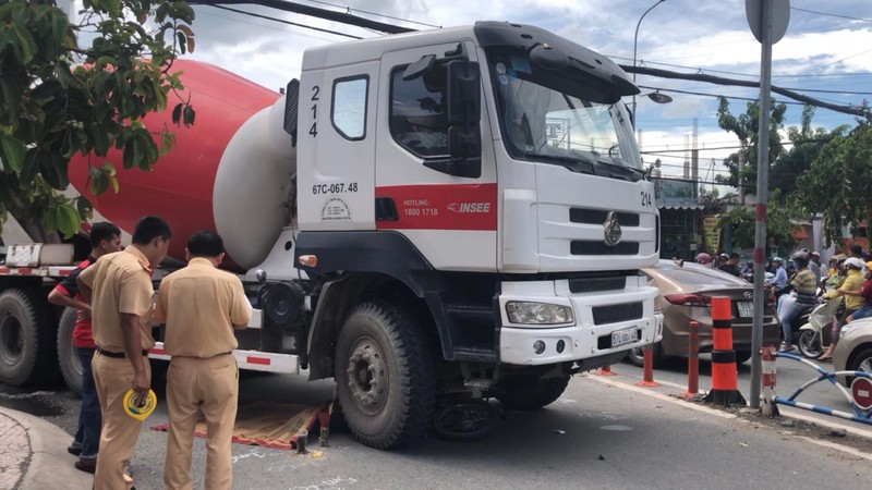 Xe tron be tong cuon nguoi phu nu vao gam, nhieu gio sau moi dua duoc ra ngoai