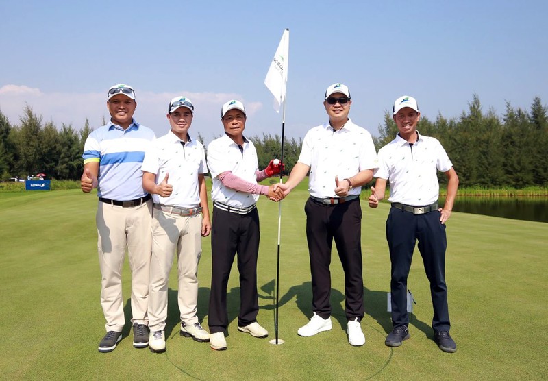 Golfer nhan thuong 4 chiec Mercedes vi danh 1 gay vao lo