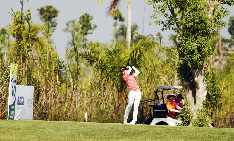 Varuth Nguyen lan dau dang quang giai chuyen nghiep VPGTour