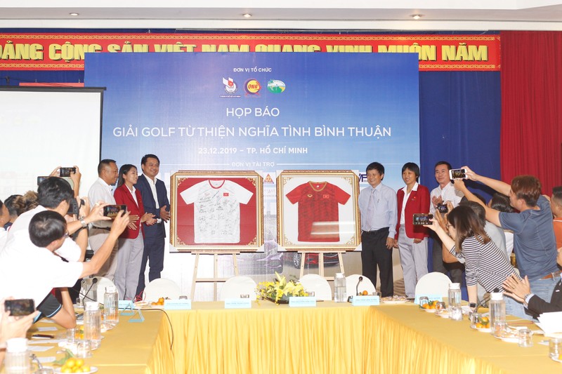 Dau gia ao thi dau co chu ky cua tuyen bong da nu Viet Nam tai giai golf tu thien