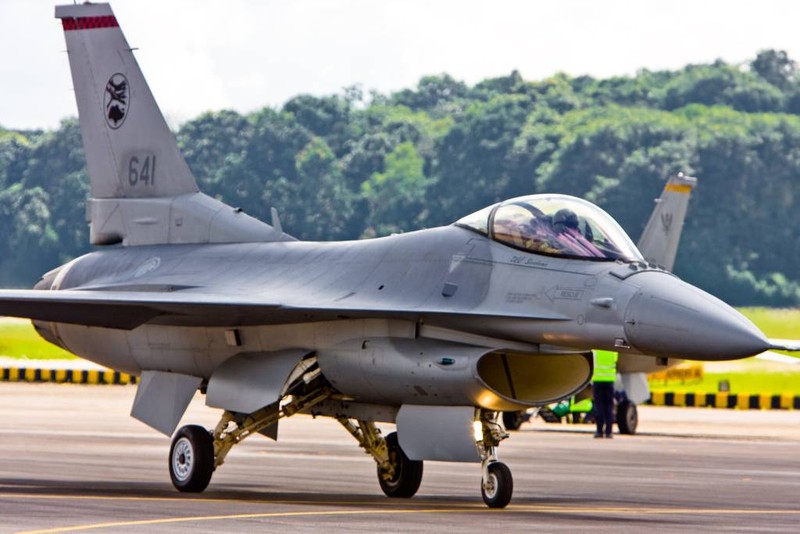 Sau Dai Loan, toi luot Singapore nang cap dan tiem kich F-16 cua minh-Hinh-4