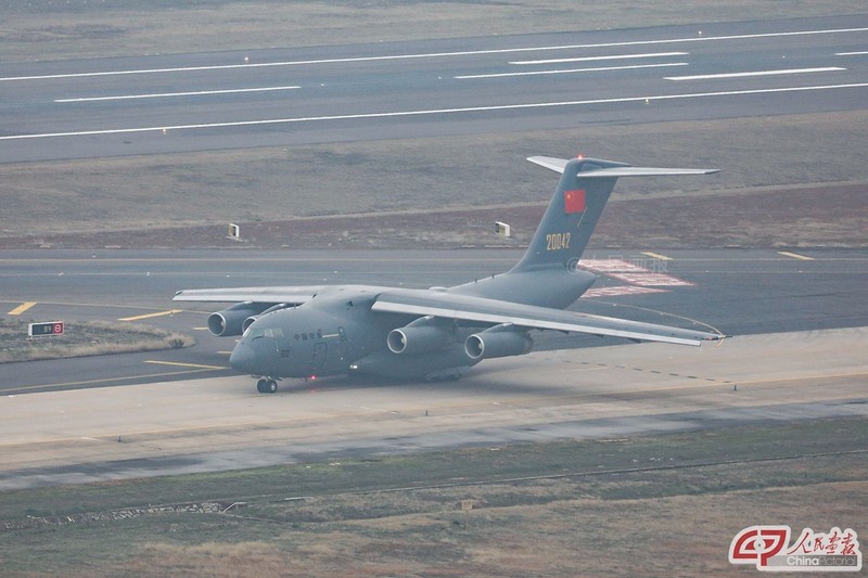 'Soi' vận tải cơ Y-20 Trung Quốc làm cầu hàng không tiếp tế Vũ Hán - Hình 2 'Soi' van tai co Y-20 Trung Quoc lam cau hang khong tiep te Vu Han-Hinh-2