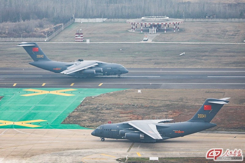 'Soi' vận tải cơ Y-20 Trung Quốc làm cầu hàng không tiếp tế Vũ Hán 'Soi' van tai co Y-20 Trung Quoc lam cau hang khong tiep te Vu Han