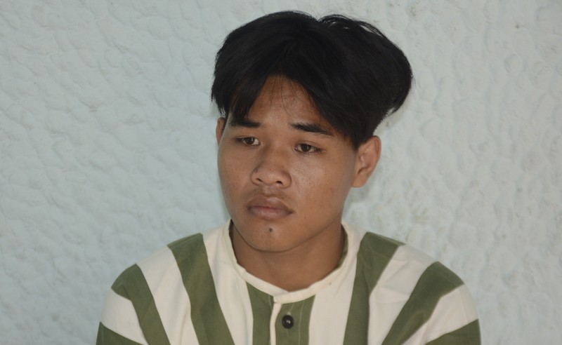 Nam thanh niên cầm dao chém người đứt lìa cánh tay Nam thanh nien cam dao chem nguoi dut lia canh tay