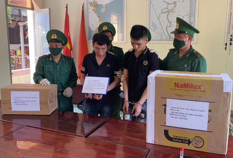 Bat giu hai thanh nien van chuyen 40 kg ma tuy da tu Campuchia sang Viet Nam