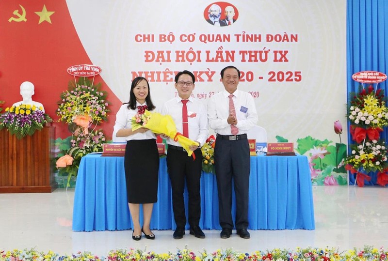 Vi sao con trai Bi thu tinh Tra Vinh 'rot' BCH Dang uy Khoi cac co quan va doanh nghiep?