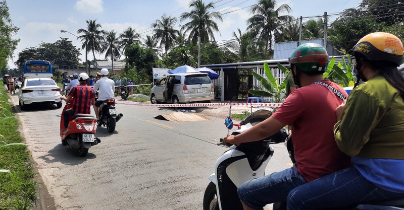 Chong gay an mang sau khi vo bi nhom nguoi la khong che dua len oto