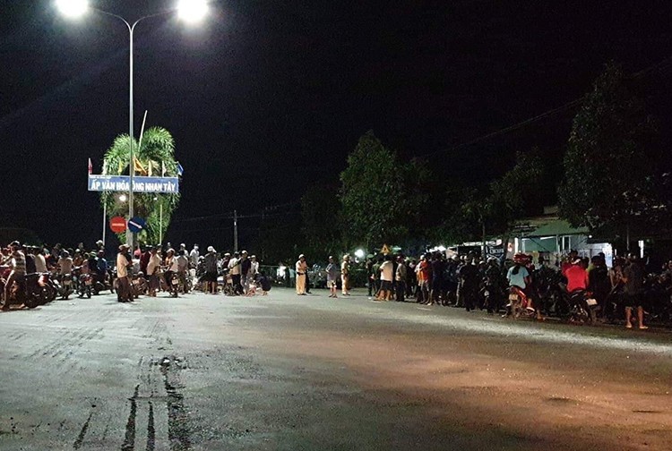 Thieu uy bo doi bien phong Long An dung sung ban nhieu dong doi roi tu sat