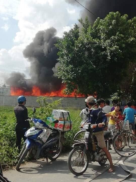 Chay khung khiep o Sai Gon, nhieu “qua cau lua” boc len cuon cuon