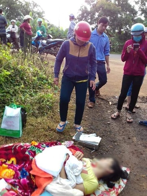 Tai xe duoi san phu sap sinh xuong duong: 'Luc do toi run lam, thay mau nen lai xe khong noi'