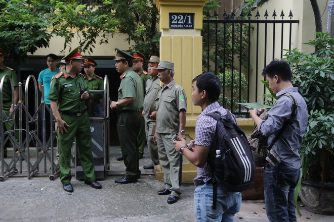 Cong an bao ve nghiem ngat phien toa xet xu bi can Nguyen Huu Linh dam o be gai