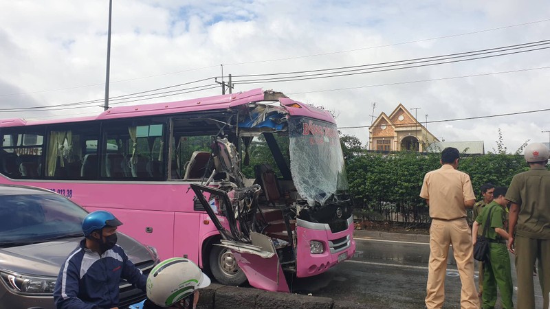 Oto khach tong xe container, nhieu nguoi bi thuong o Sai Gon