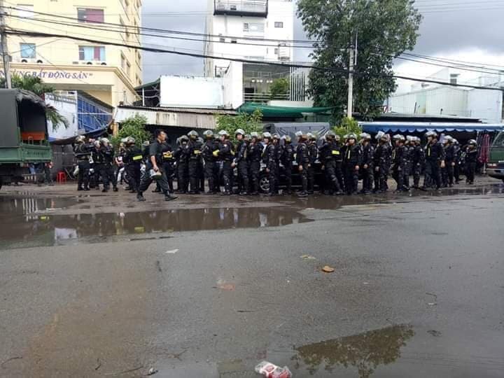 Ca tram canh sat bao vay tru so Cong ty Dia oc Alibaba, bat 2 anh em Nguyen Thai Luyen-Hinh-4