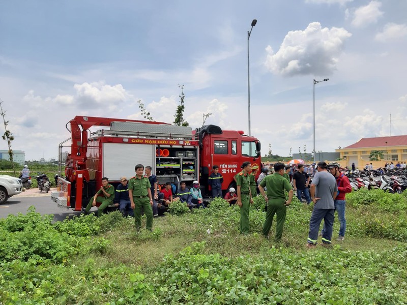 Hien truong hang tram canh sat truc vot xe Mercedes roi xuong kenh, dua thi the 3 nguoi ra ngoai-Hinh-2