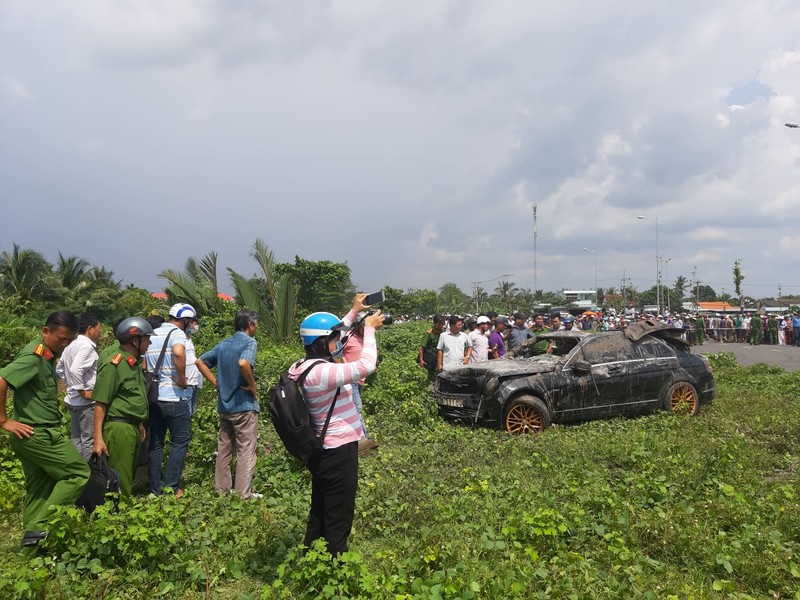 Hien truong hang tram canh sat truc vot xe Mercedes roi xuong kenh, dua thi the 3 nguoi ra ngoai-Hinh-3