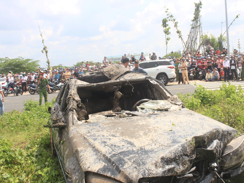 Hien truong hang tram canh sat truc vot xe Mercedes roi xuong kenh, dua thi the 3 nguoi ra ngoai-Hinh-8