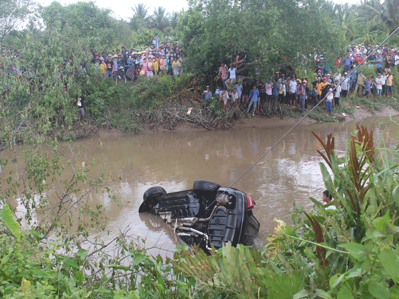 Hien truong hang tram canh sat truc vot xe Mercedes roi xuong kenh, dua thi the 3 nguoi ra ngoai