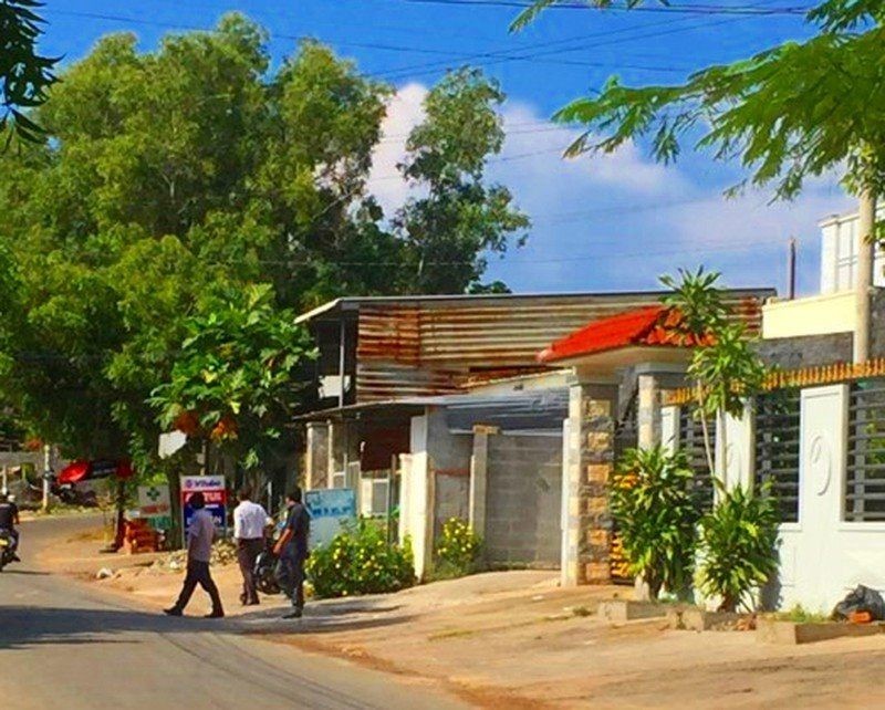 Du khach Nga chet trong nha tro voi vet dam o co