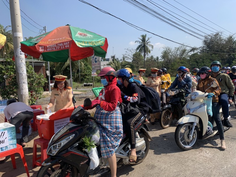 Cong an Dong Nai doi nang phat nuoc suoi, khan lanh cho nguoi di duong ngay Tet-Hinh-10