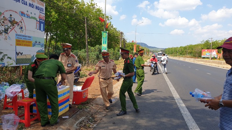 Cong an Dong Nai doi nang phat nuoc suoi, khan lanh cho nguoi di duong ngay Tet-Hinh-3