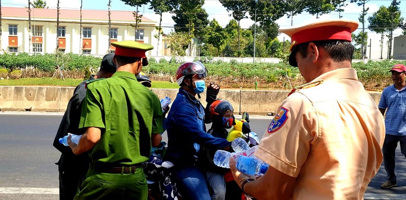 Cong an Dong Nai doi nang phat nuoc suoi, khan lanh cho nguoi di duong ngay Tet-Hinh-4