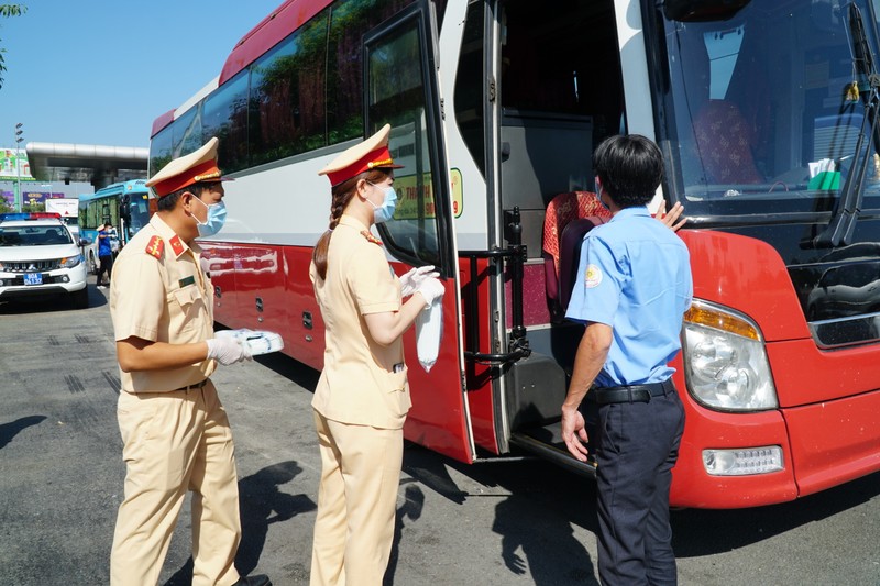 CSGT doi nang phat khau trang mien phi tren cao toc-Hinh-4