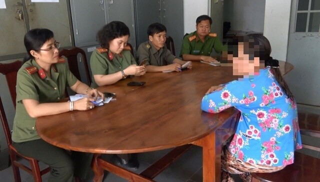 Nguoi phu nu nhat khau trang ban roi dem giat, ban o Tay Ninh