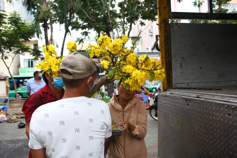 Buon ban e am, tieu thuong cat trui mai tet o Sai Gon-Hinh-6