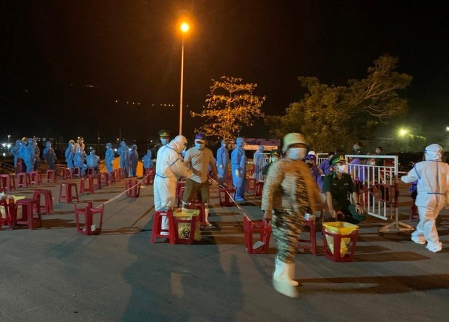 5 nguoi Quang Ngai buon ban o cang ca duong tinh COVID-19, Da Nang lay mau dot xuat trong dem