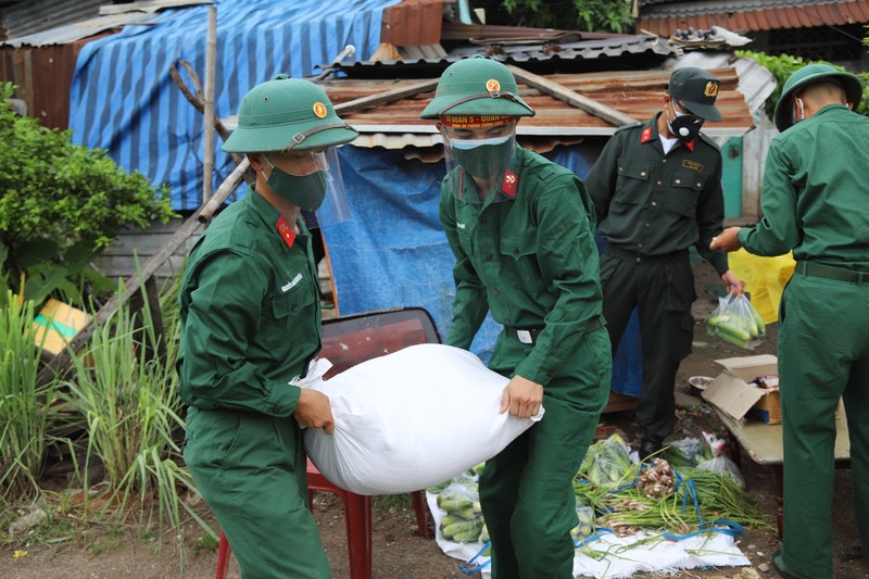 Cong an, bo doi tang thuc pham cho nguoi dan o TP Thu Duc-Hinh-8