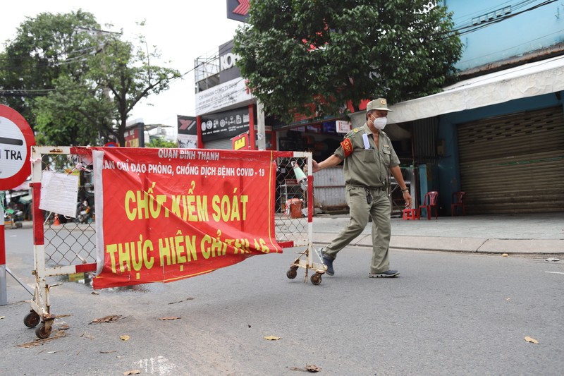 Canh thao do cac rao chan o TP HCM truoc ngay 'binh thuong moi'-Hinh-2