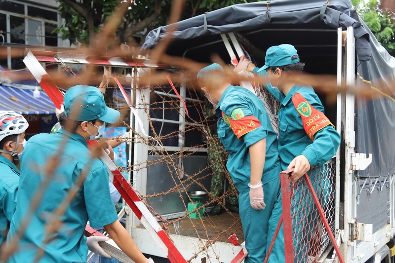 Canh thao do cac rao chan o TP HCM truoc ngay 'binh thuong moi'-Hinh-7