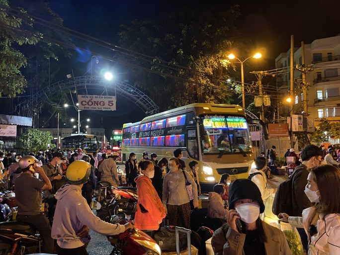 Hang ngan nguoi 'chon chan' o Ben xe Mien Dong cu tu sang mung 7 Tet