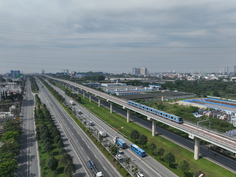 Hinh anh tau metro so 1 lan banh chay thu gan 10km-Hinh-2