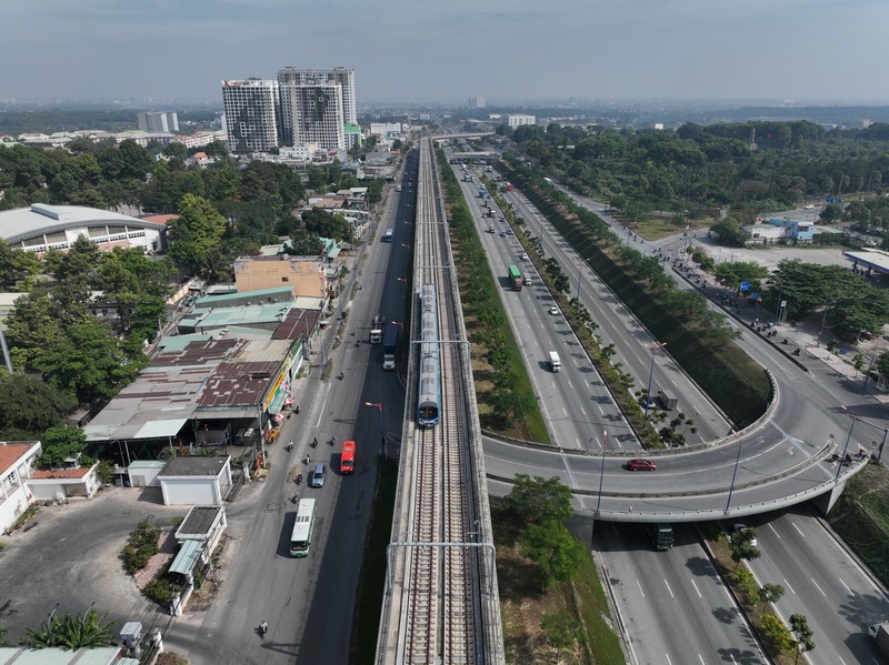 Hinh anh tau metro so 1 lan banh chay thu gan 10km-Hinh-4