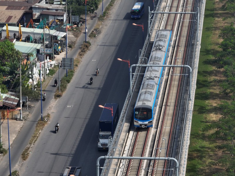 Hinh anh tau metro so 1 lan banh chay thu gan 10km-Hinh-8