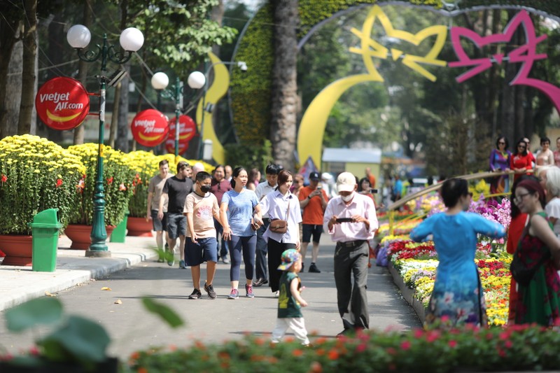 Nguoi dan TPHCM no nuc den Hoi hoa Xuan o Tao Dan de chup anh, choi Tet