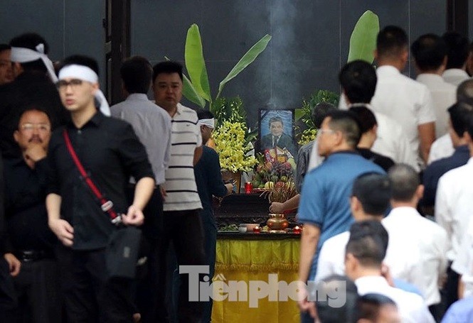 Dang di quan ong Tran Bac Ha vao Sai Gon lam tang le