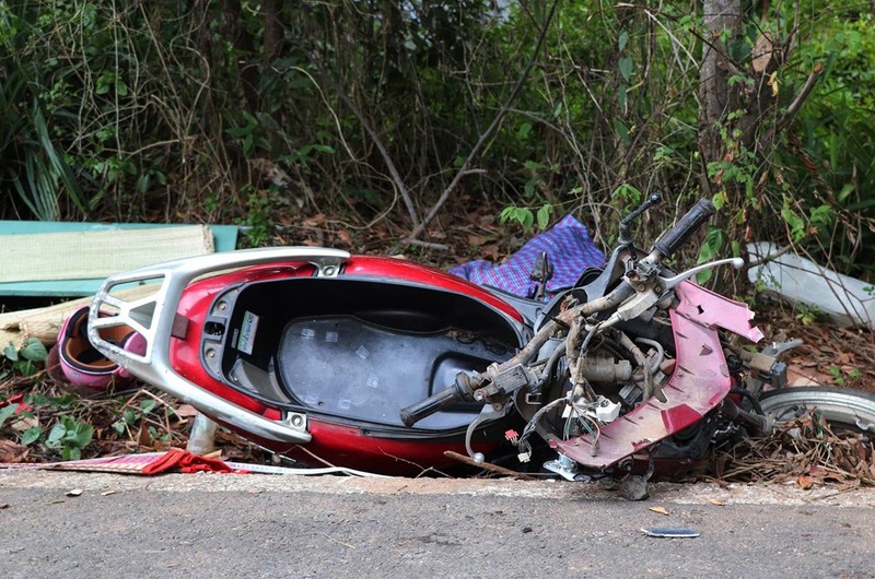 Tai nan kinh hoang: Taxi Vinasun tong chet 2 ba chau